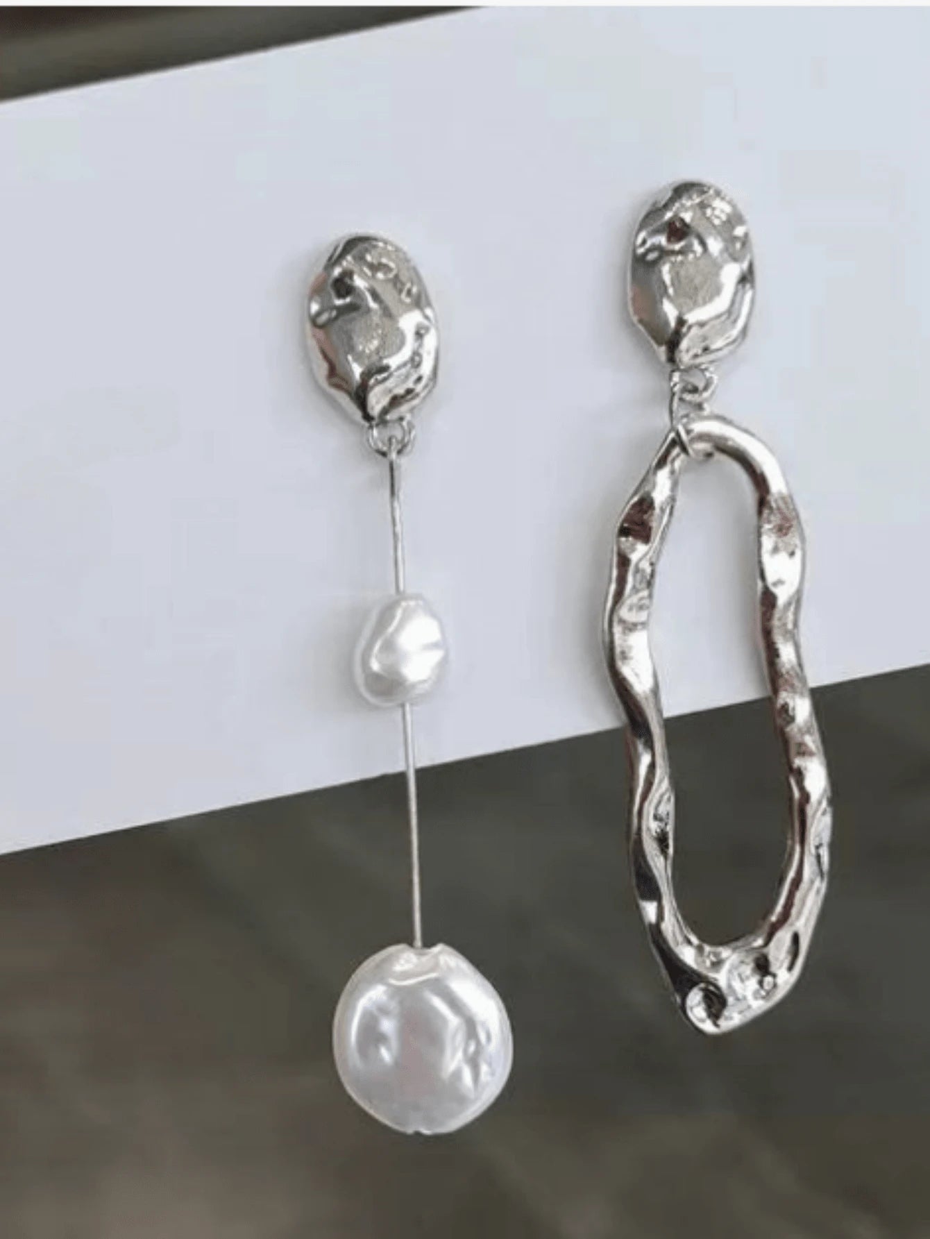 SHEIN 1 Pair Asymmetrical Geometric Design Baroque Style Pearl Hollow Drop Asymmetric Earrings