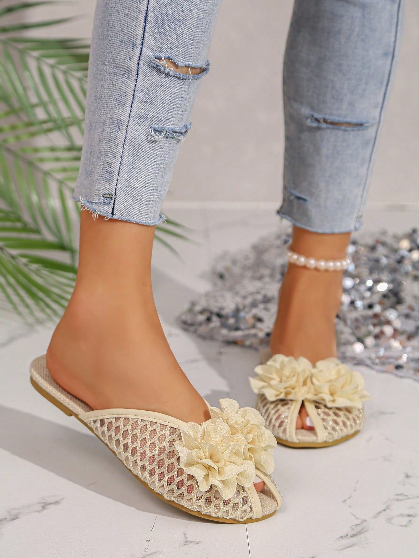 SHEIN 1 زوج صنادل مسطحة للنساء، مزينة بزهور الكاميليا ثلاثية الأبعاد، شباشب عصرية للاستخدام الخارجي