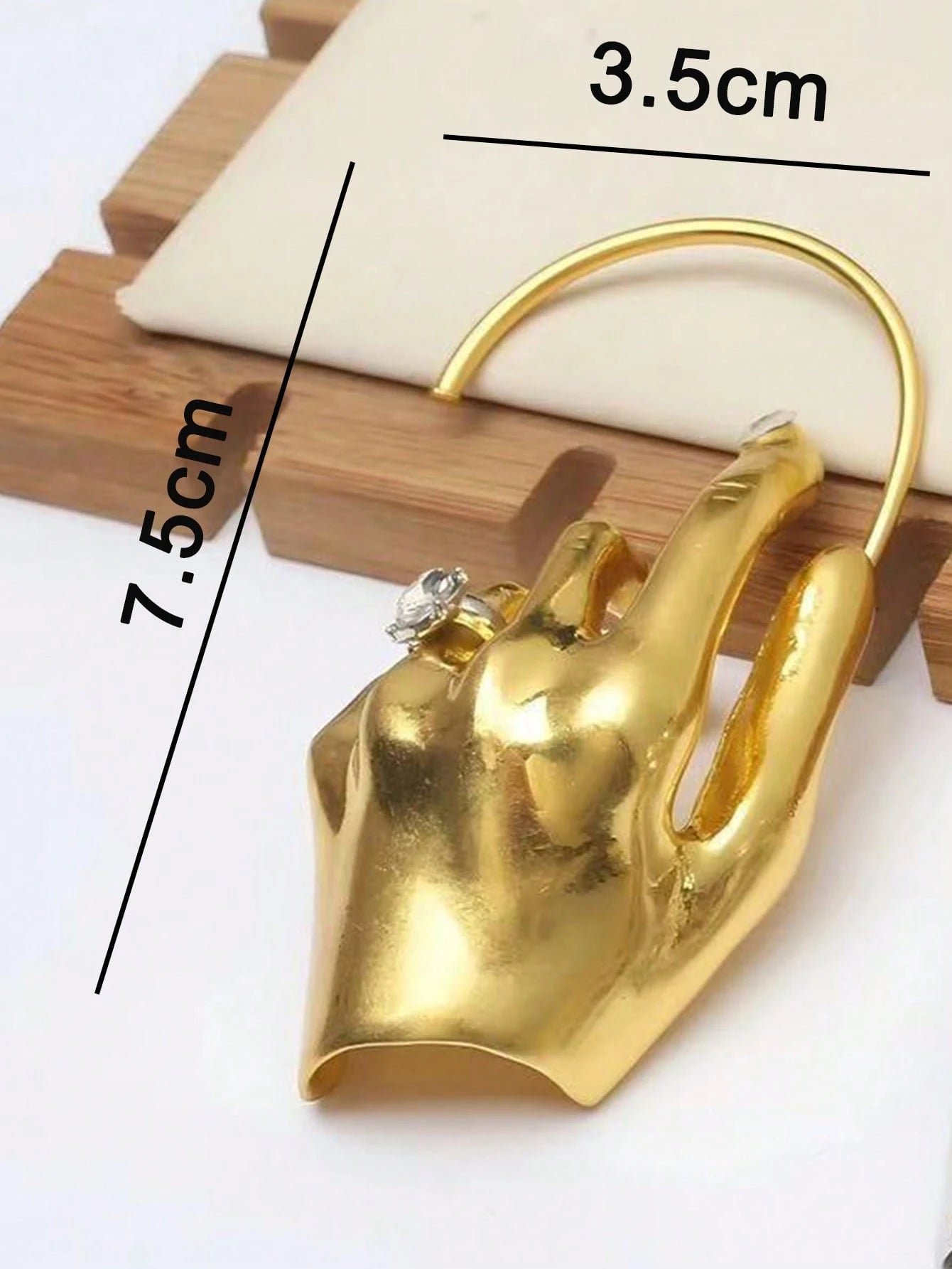 SHEIN 1pc Women's Unique Metal Hand-Shaped Earrings, Fashionable Earrings Accessory