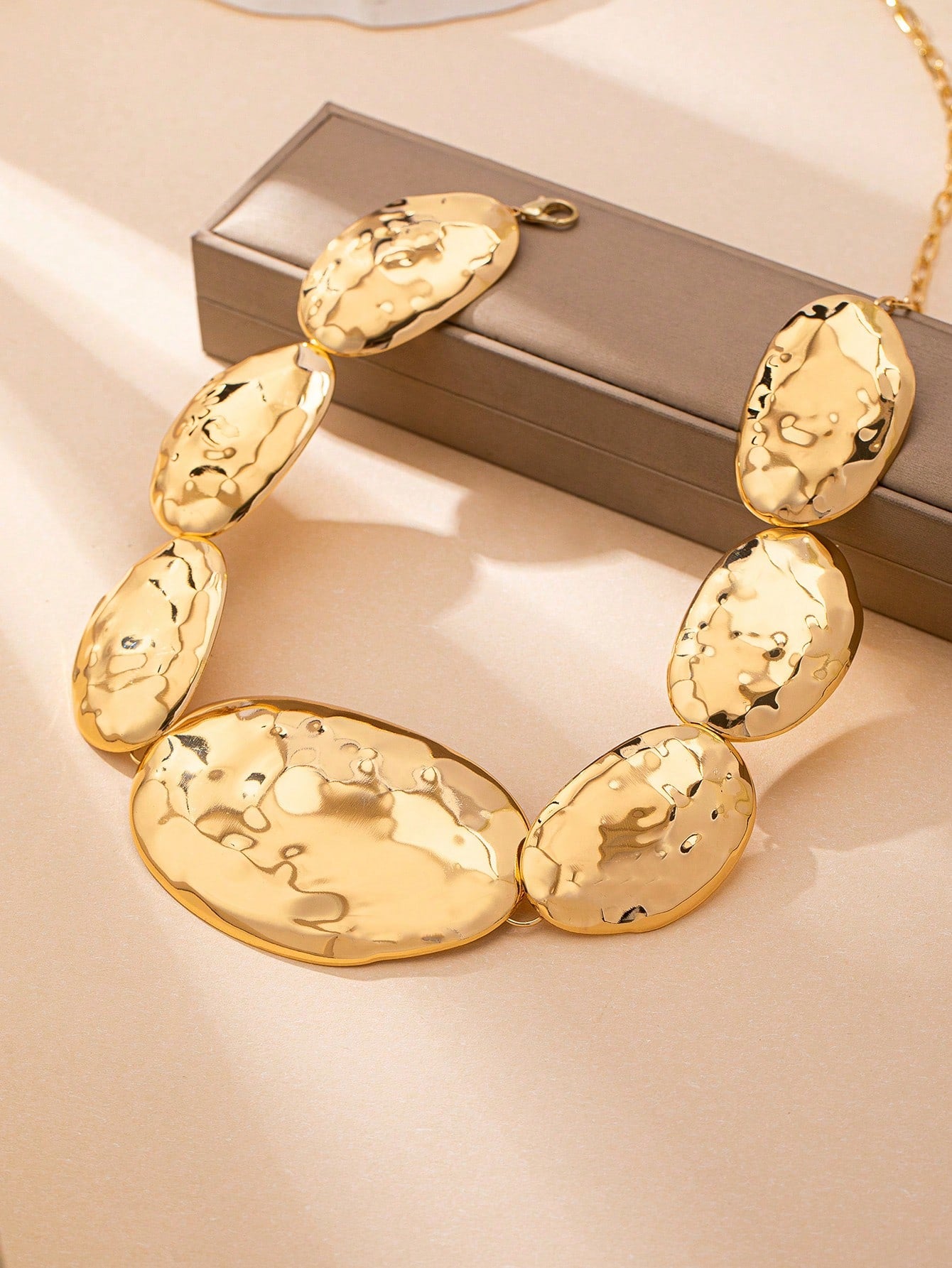 SHEIN 1pc Exaggerated Sexy Gold Metal Oval Pendant Chain Waist Belt