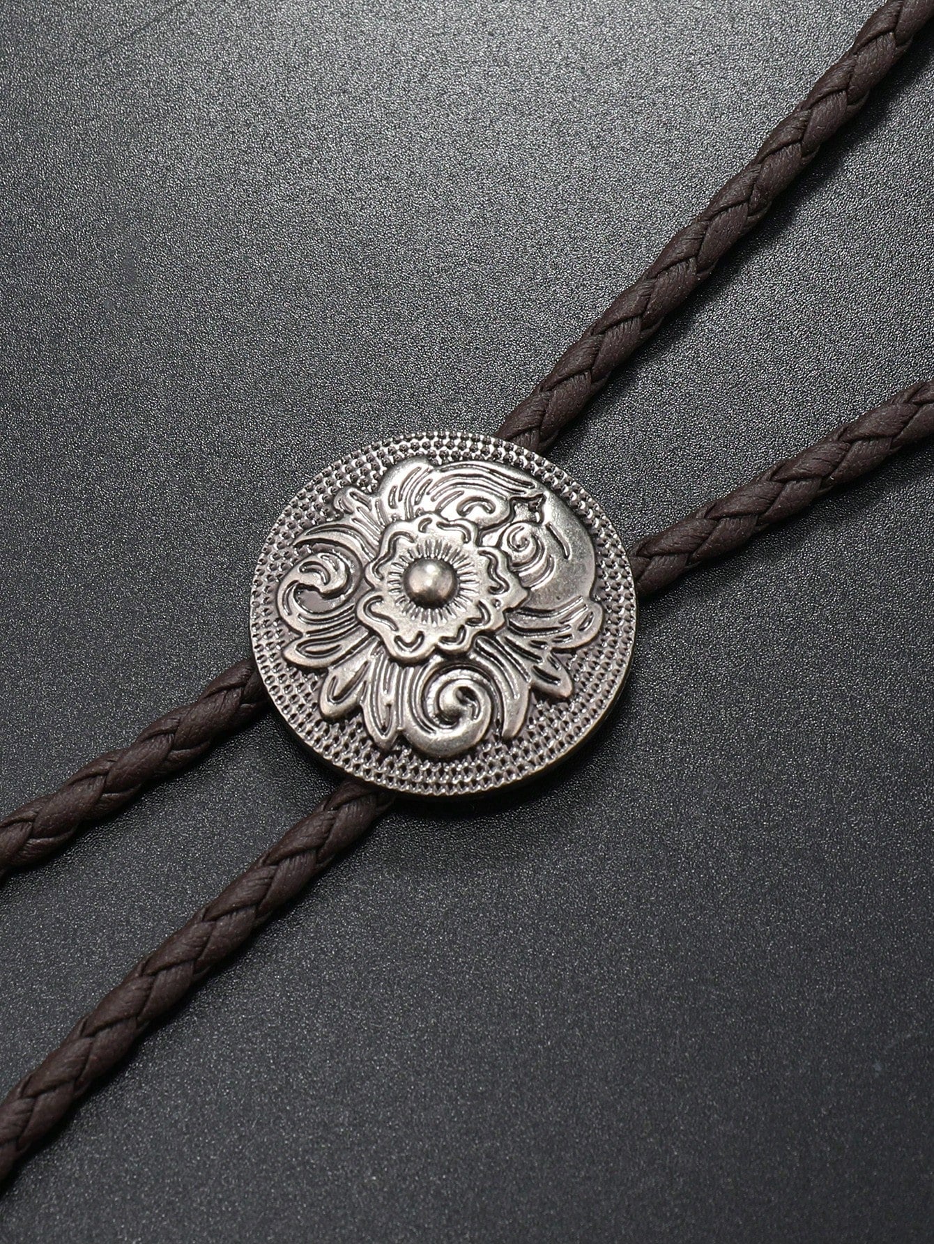 SHEIN 1pc Men's Western Style Tang Grass Pattern Pendant Braided Bolo Tie With Tie Clip