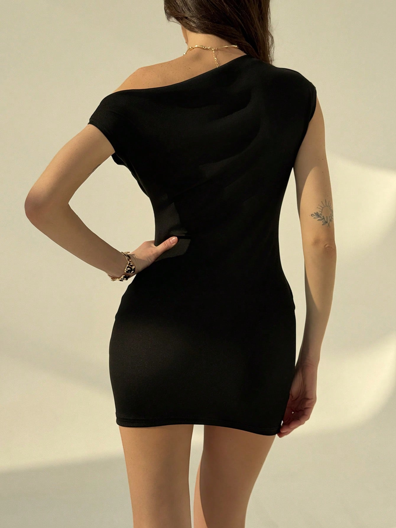 SHEIN Aloruh Women Solid Color Asymmetric Neckline Metallic Decor Fitted Mini Dress
