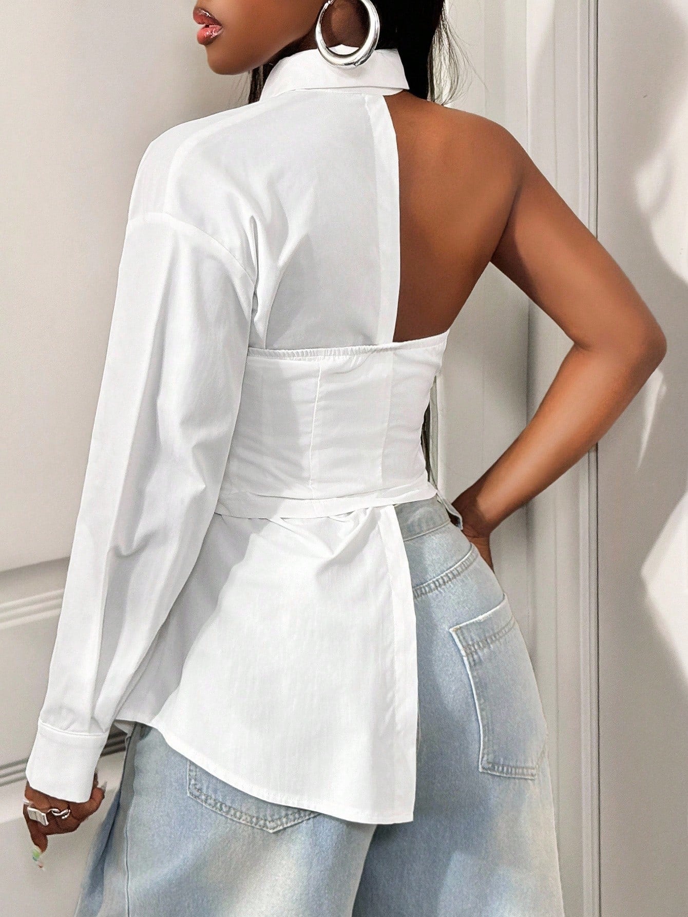 بلوزة SHEIN BamGleam العصرية ذات اللون الموحد والتصميم غير المتماثل A3A