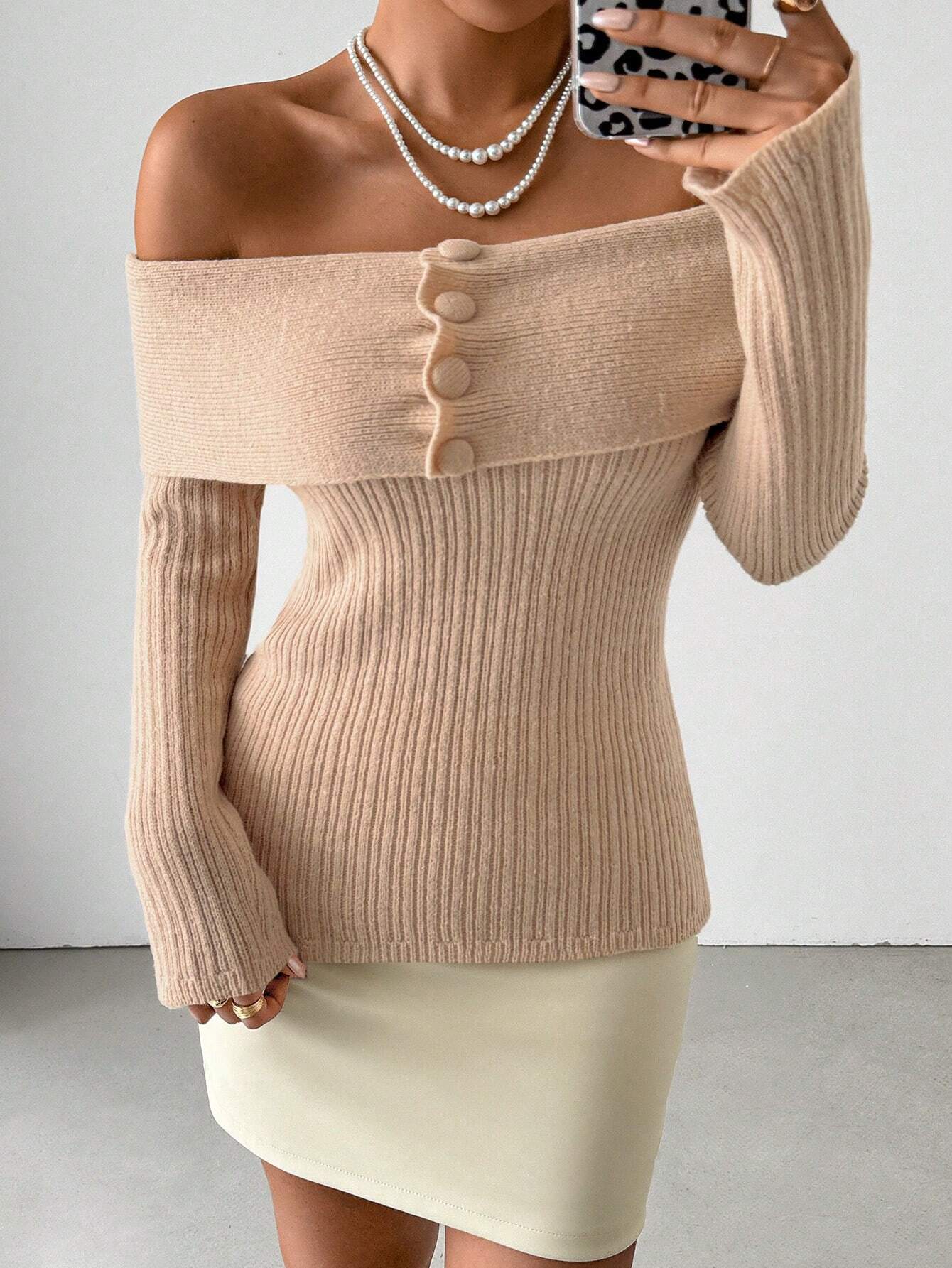 بلوزة شي إن النسائية ذات الكتف المكشوف والأزرار A5A 