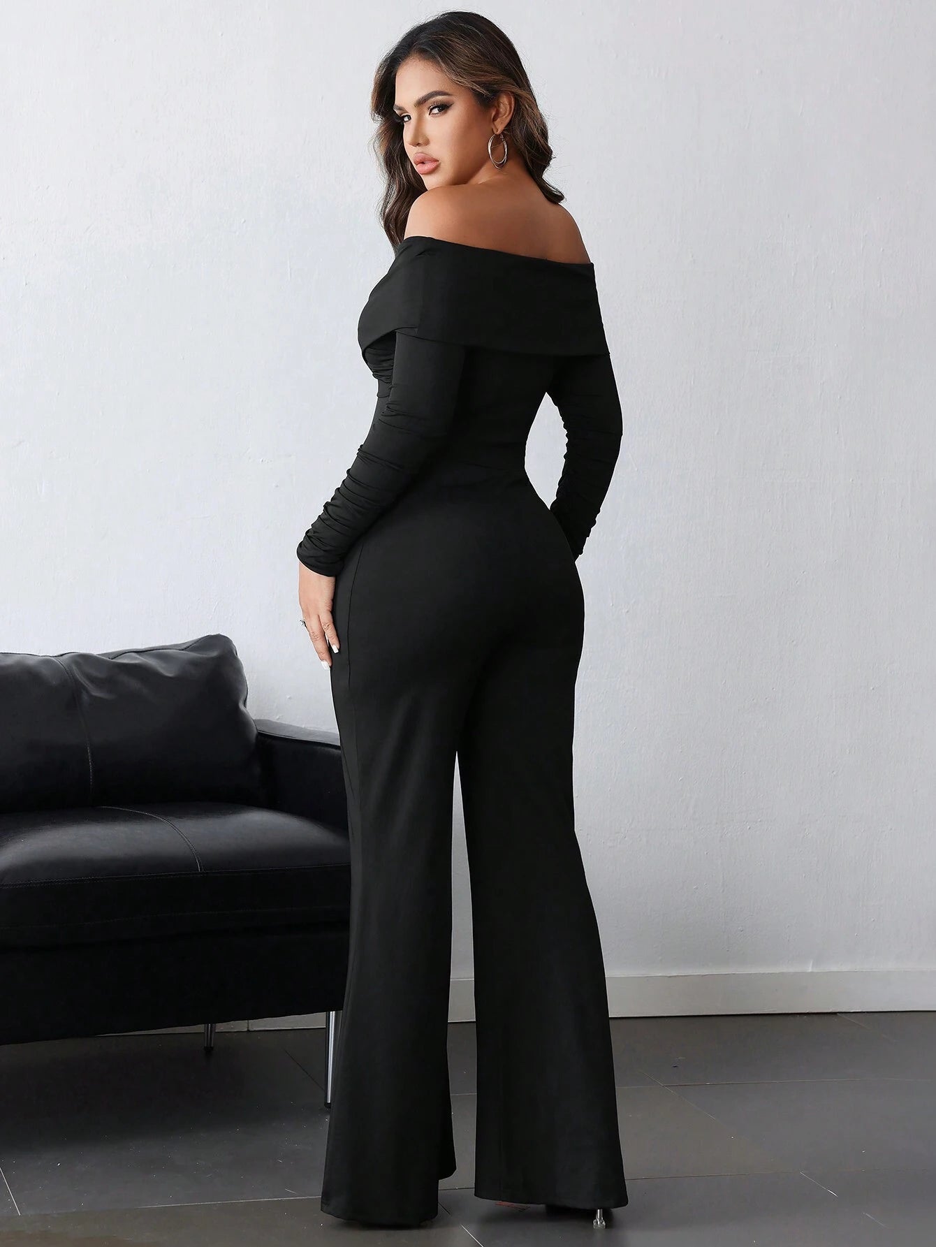SHEIN INAWLY جمبسوت بكم طويل وبأكتاف مكشوفة وفتحة رقبة على شكل V وكشكشة باللون الأسود