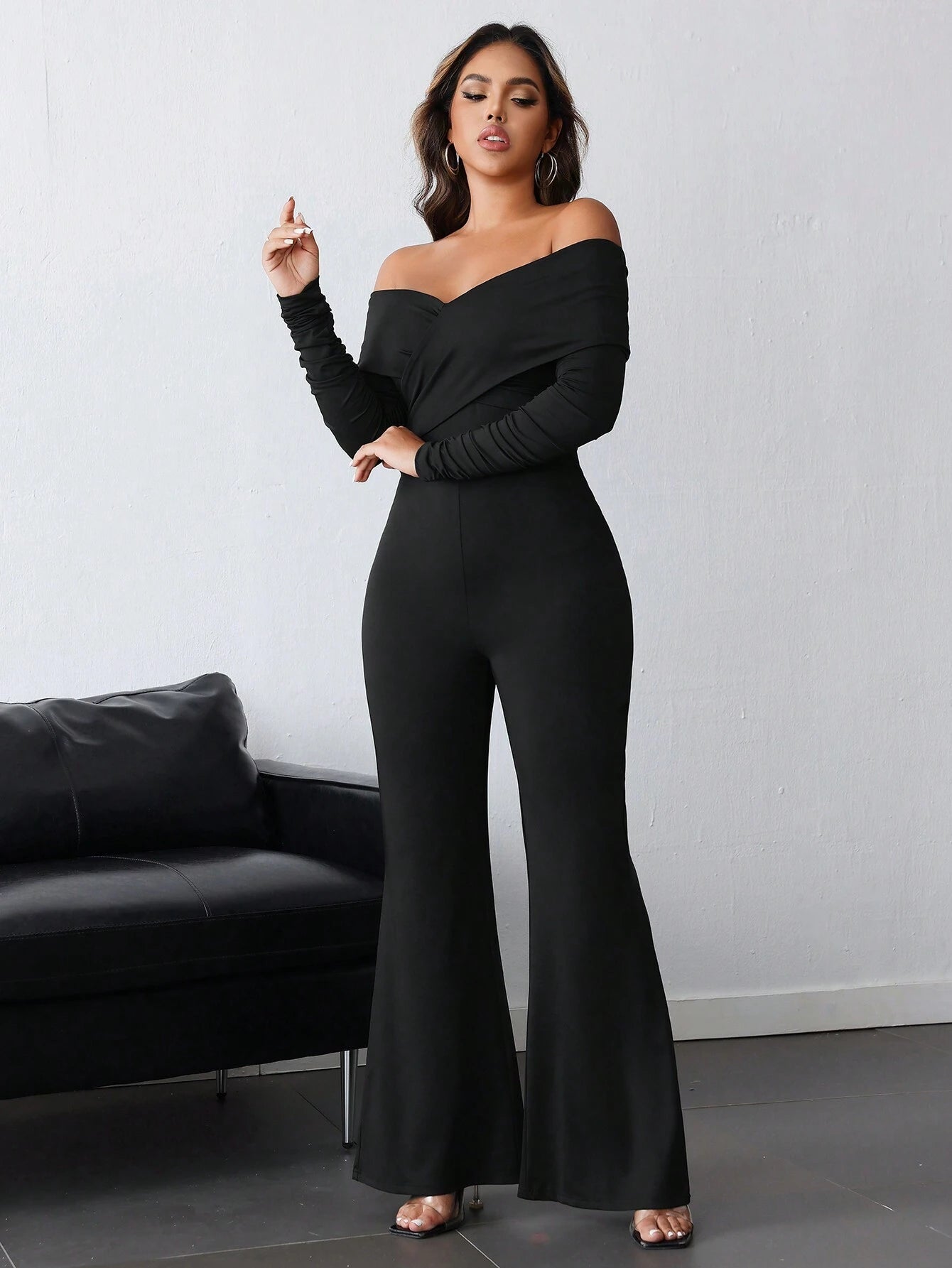 SHEIN INAWLY جمبسوت بكم طويل وبأكتاف مكشوفة وفتحة رقبة على شكل V وكشكشة باللون الأسود