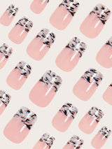 SHEIN ارتقي بمظهرك فوراً مع 24 قطعة من الأظافر المربعة اللاصقة متوسطة الحجم