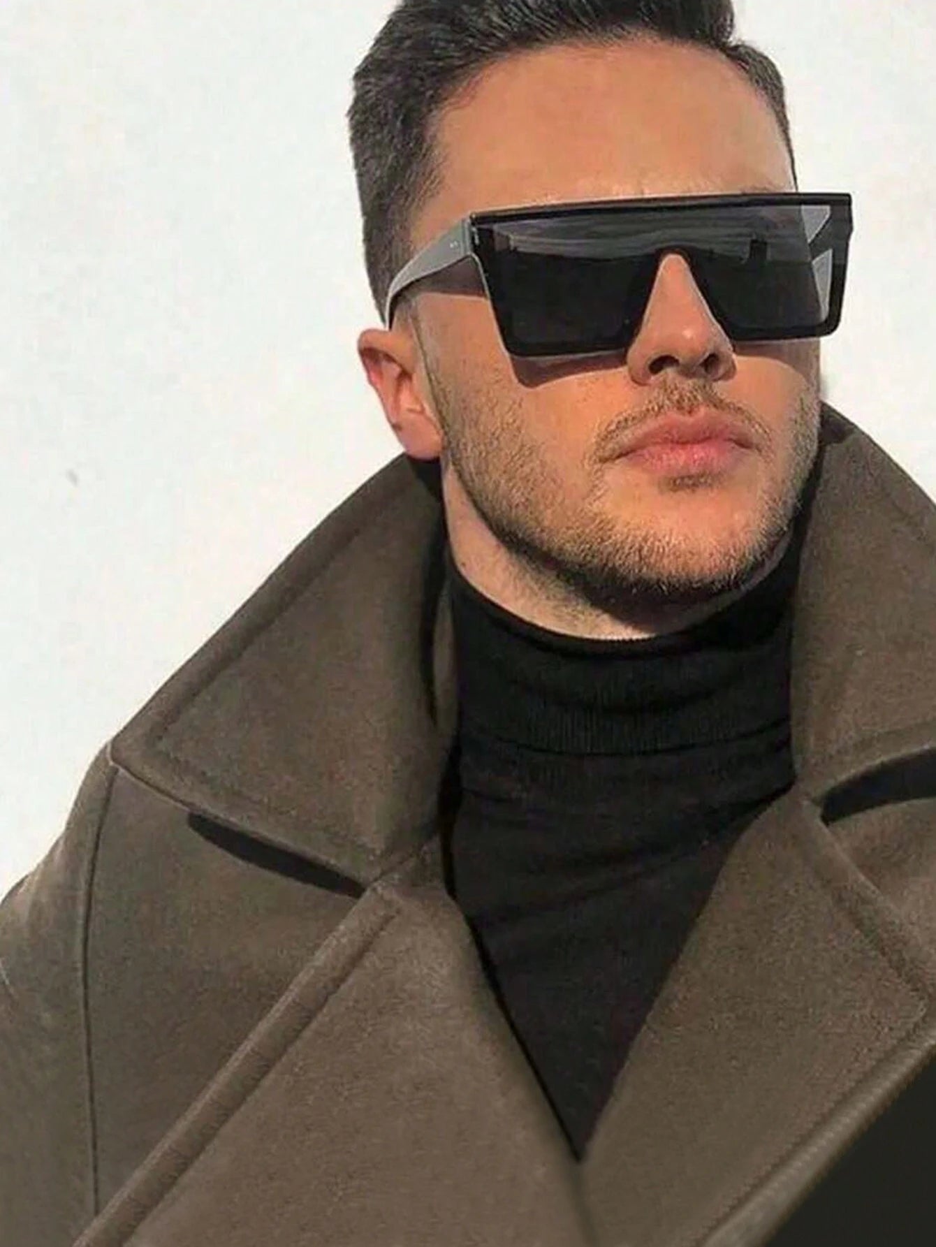 One Pair Of Black Oversized One-Piece Fashion Glasses