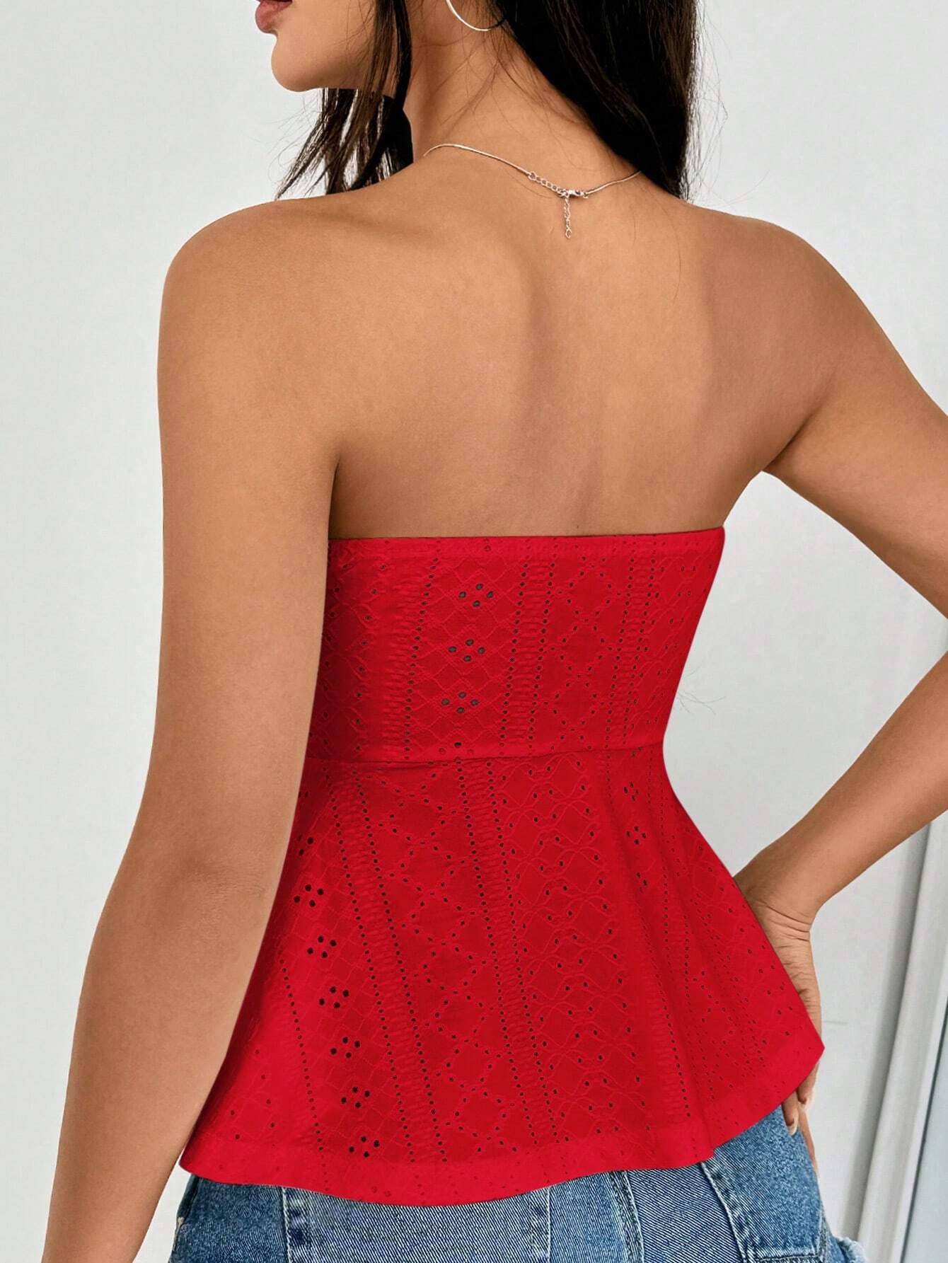 SHEIN EZwear بلوزة علوية قصيرة مكشكشة بحافة أنبوبية مطرزة بفتحات