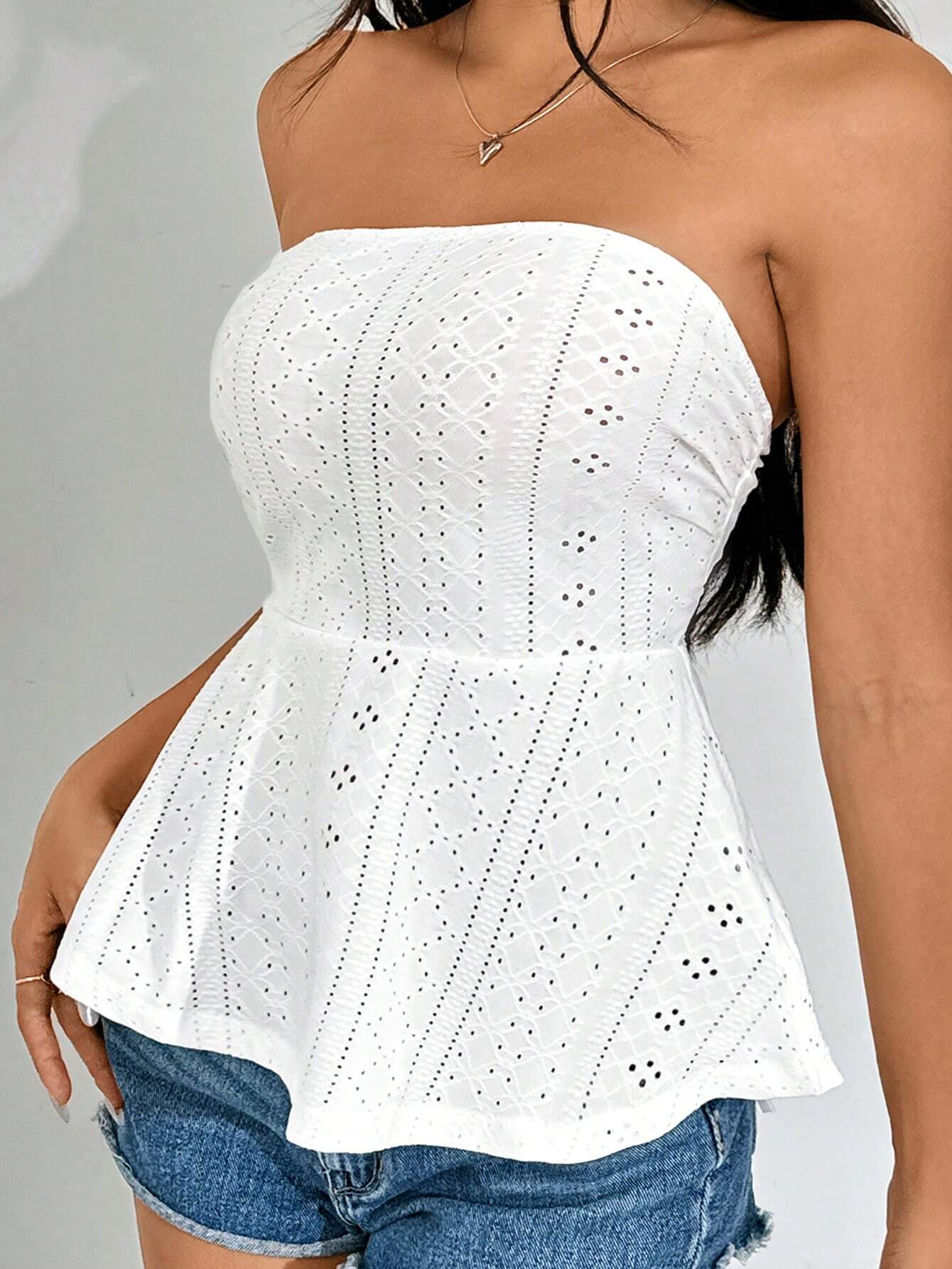 بلوزة قصيرة مكشكشة سادة مطرزة بفتحات من SHEIN EZwear
