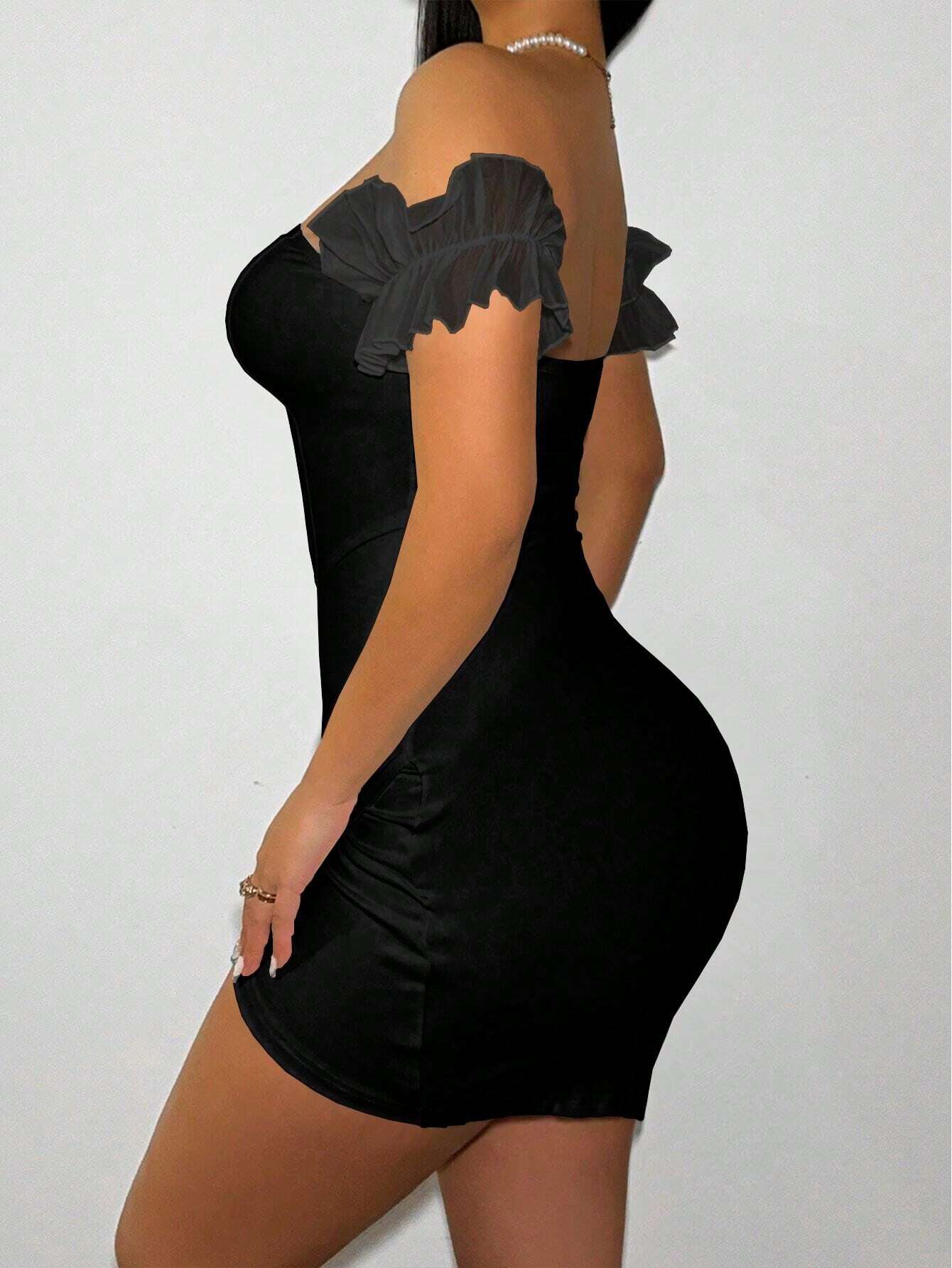 فستان نسائي مثير من SHEIN Foxxy مكشوف الكتفين بحافة ملفوفة ومزينة بكشكشة C4A 