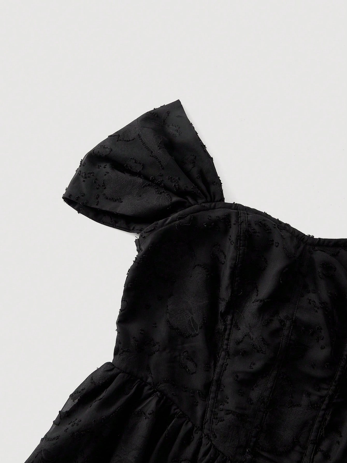 فستان شي إن مود النسائي الأبيض الرومانسي ذو الأكتاف المكشوفة C4A 