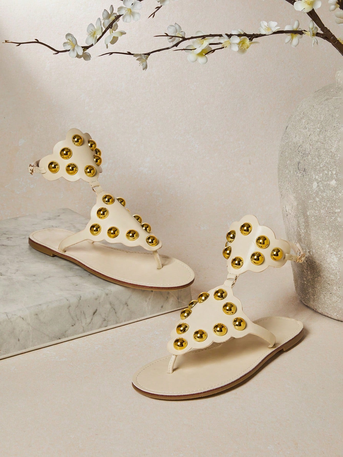 SHEIN SHUZIA Women's Fashionable Comfortable Metal Ornament Decor Flat Thong Sandals