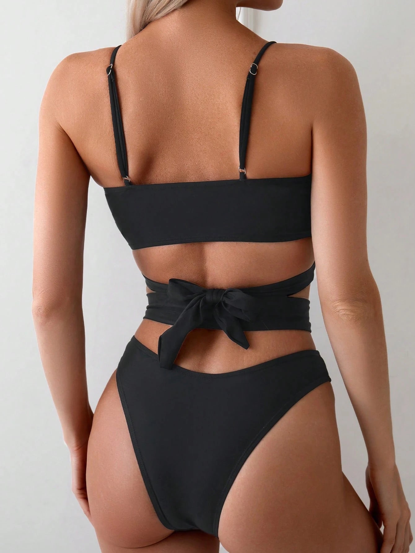 SHEIN ملابس سباحة أساسية طقم بكيني بحمالات رفيعة وتصميم ضمادة صيفي بلون أسود سادة