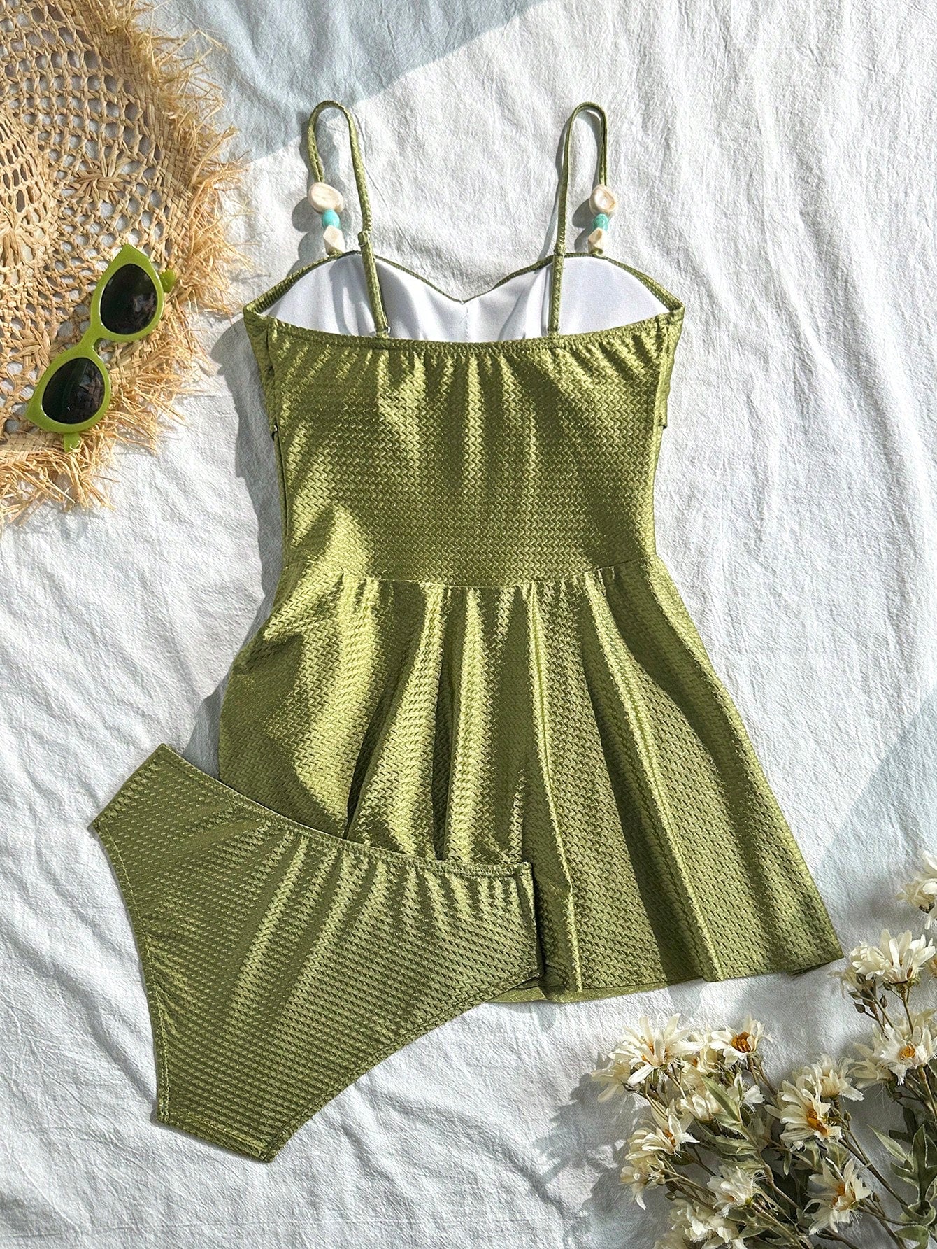 SHEIN Swim Lushoire طقم ملابس نسائية صيفية لقضاء العطلات، بلوزة منسوجة خضراء زيتونية متقاطعة بدون حمالات مع زخرفة من اللؤلؤ وطقم ملابس سباحة مثلث، فستان كاجوال للحفلات الشاطئية والعطلات