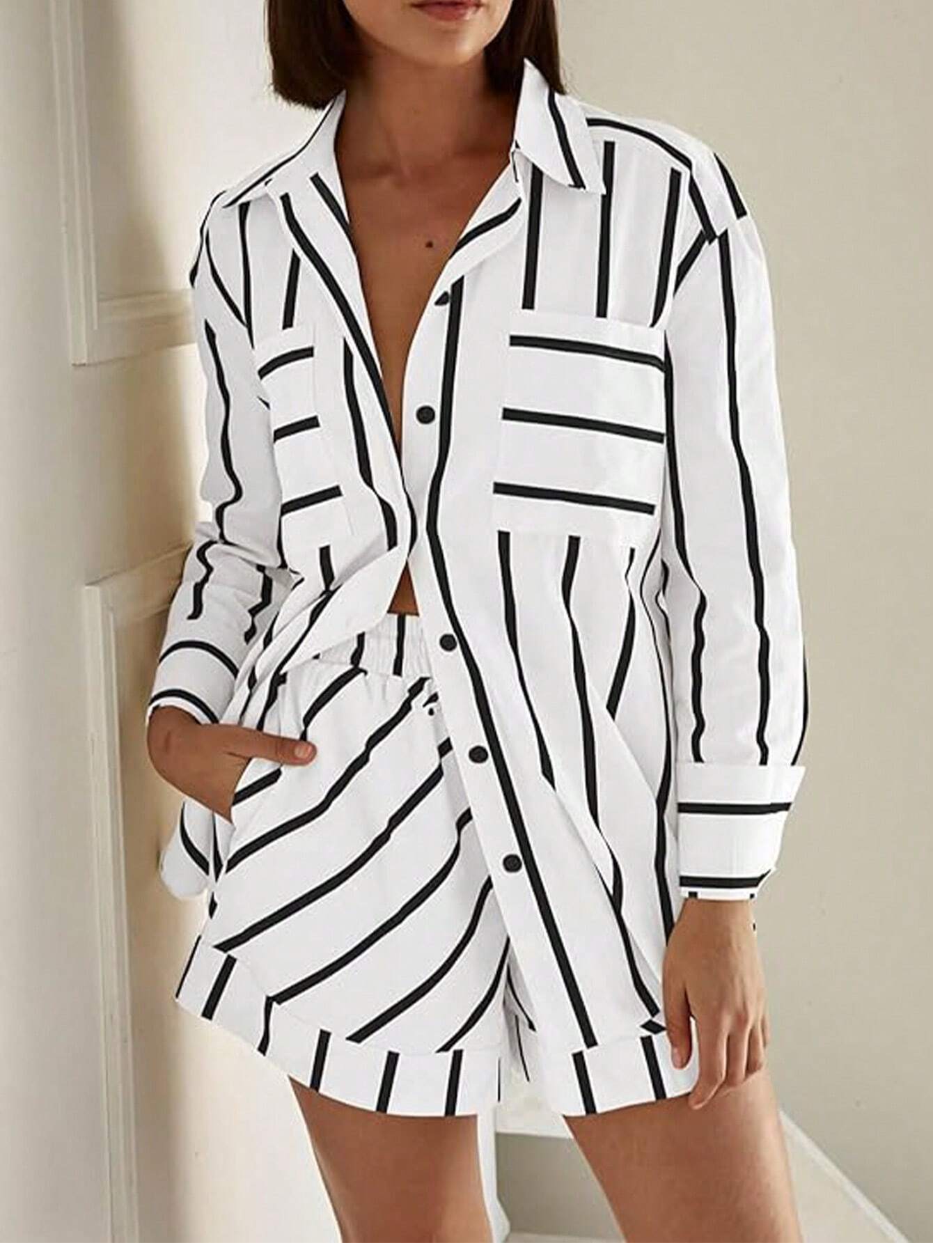 SHEIN UREREM طقم من قطعتين قميص فضفاض مخطط غير متماثل بياقة بأزرار بلون متباين أنيق