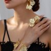 SHEIN 1 Set Simple And Chic European And American Style Flower Set