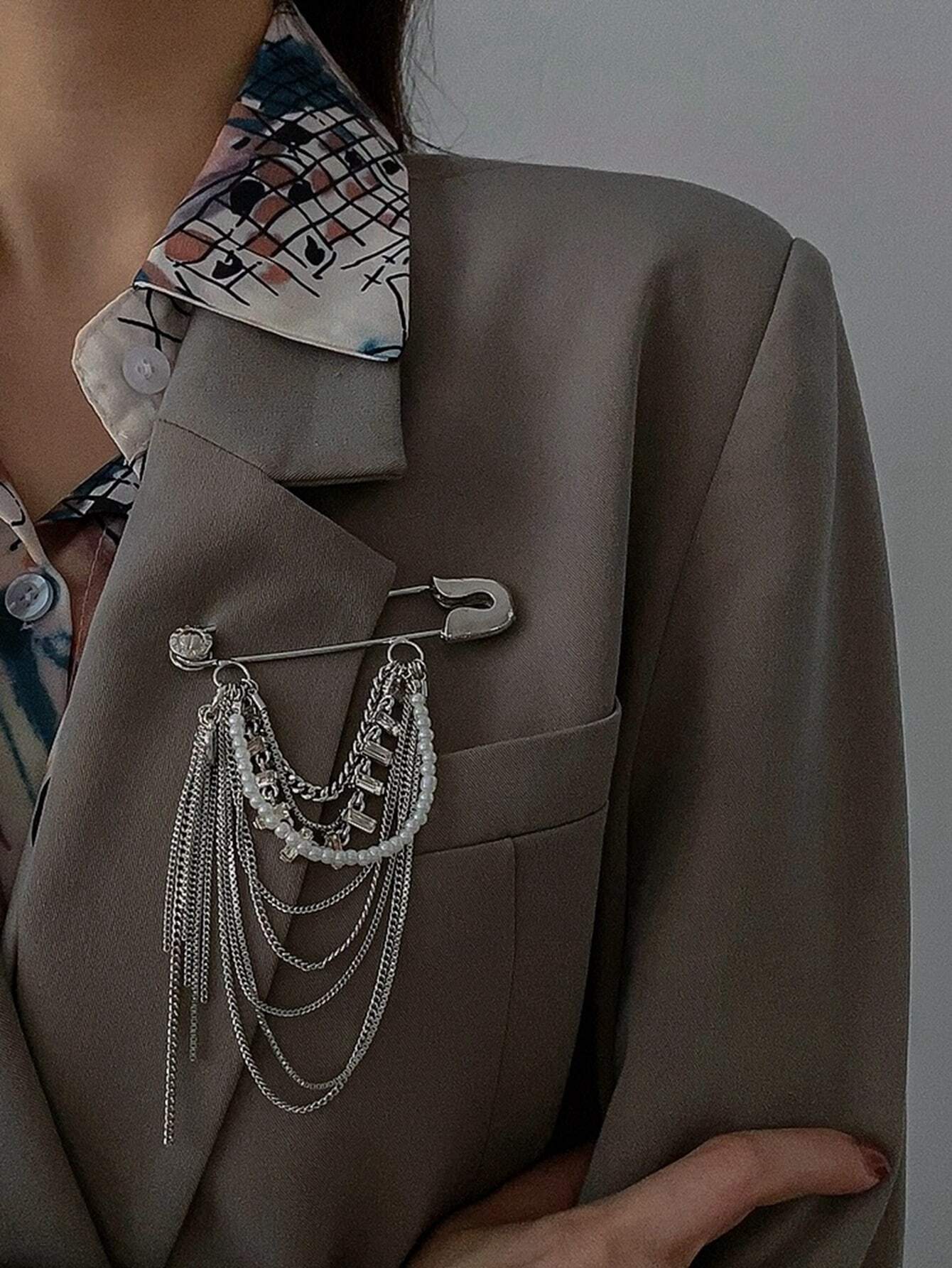 SHEIN 1pc Faux Pearl & Tassel Decor Brooch Pin For Women