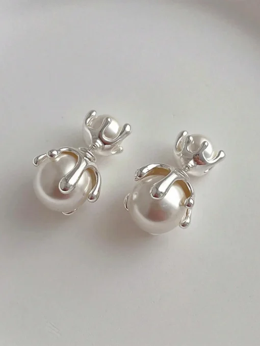 SHEIN 1 Pair Of Stylish Copper Metal Design Luxury Faux Pearl Earrings - Image 4