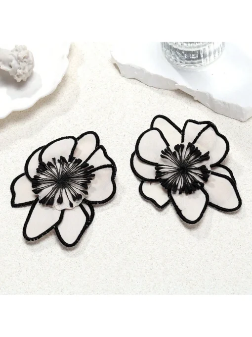 SHEIN 1pair Vintage Fabric Floral Earrings, Elegant Non-Woven Flower Design - Image 2