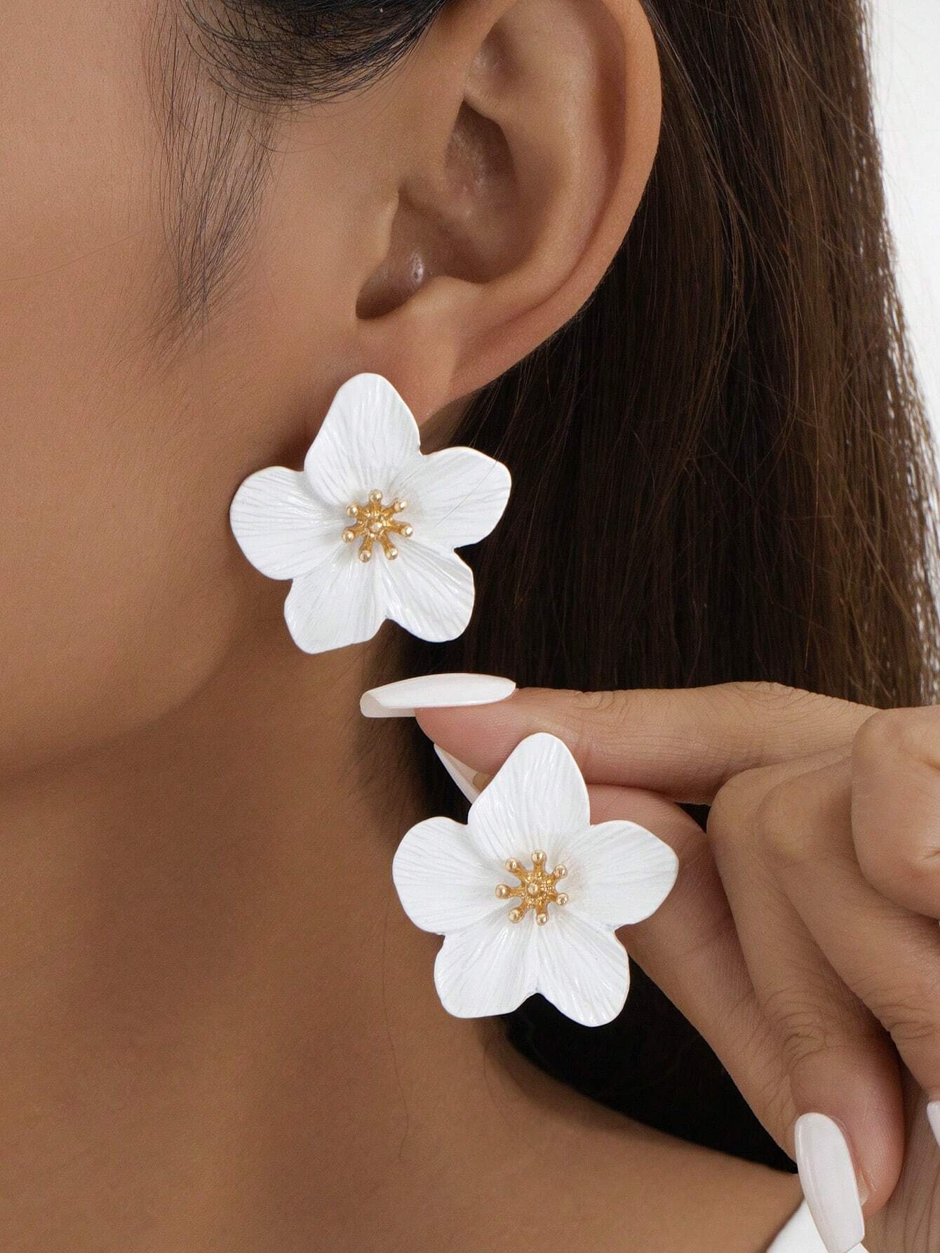 SHEIN 1 Pair Delicate Multicolored Dopamine Flower Shape 5-Petal White Stud Earrings