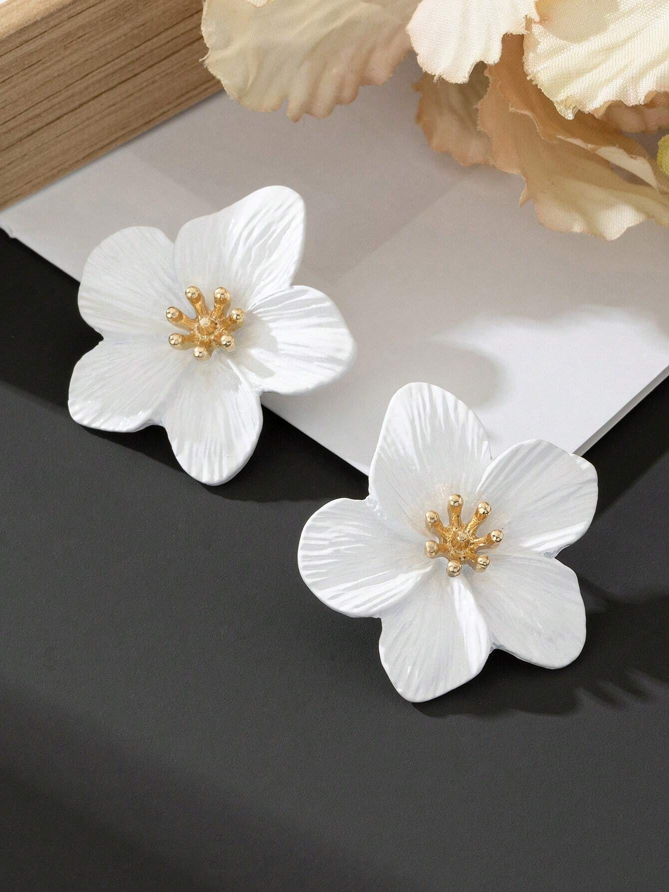 SHEIN 1 Pair Delicate Multicolored Dopamine Flower Shape 5-Petal White Stud Earrings - Image 2