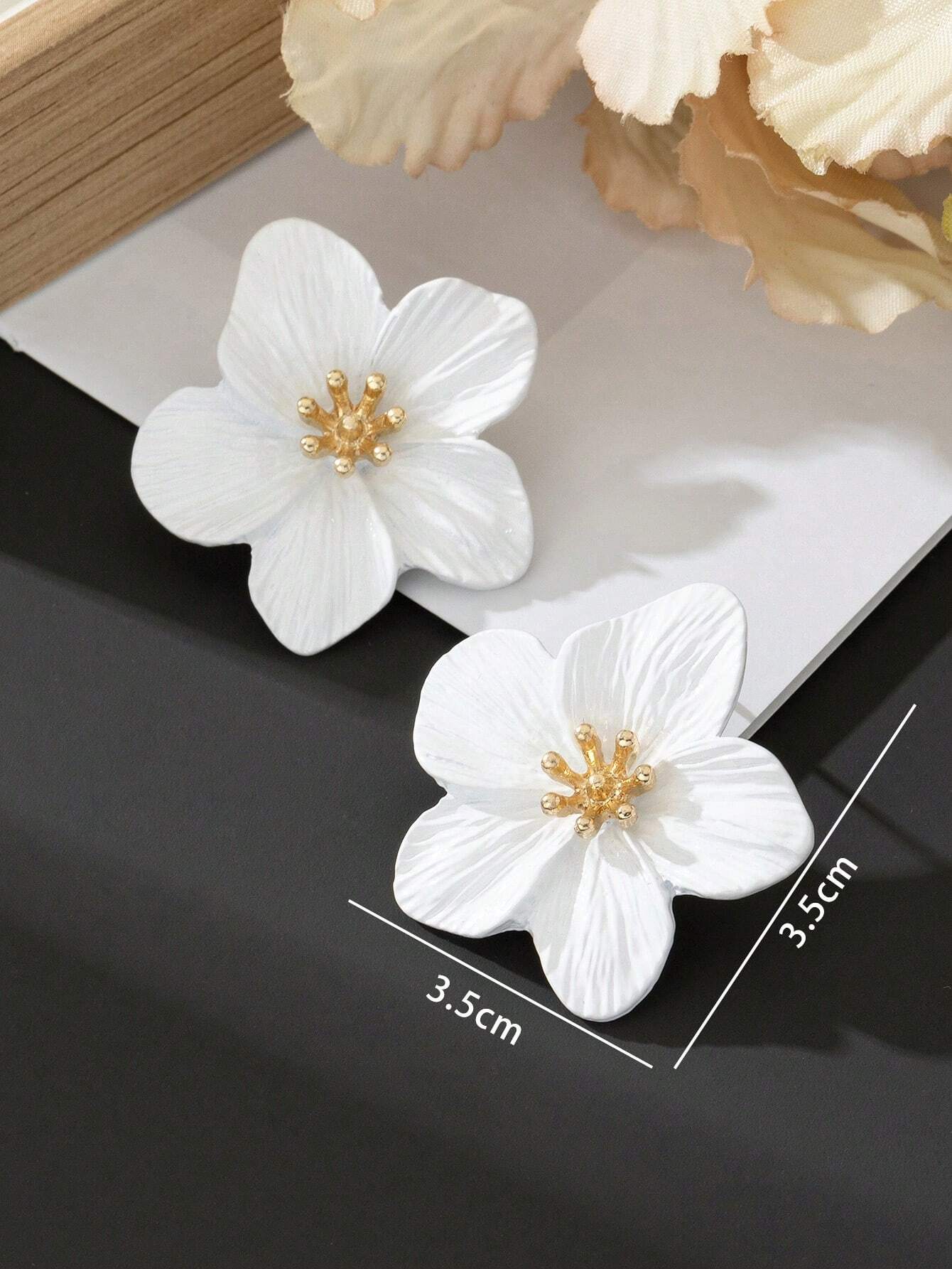 SHEIN 1 Pair Delicate Multicolored Dopamine Flower Shape 5-Petal White Stud Earrings - Image 3