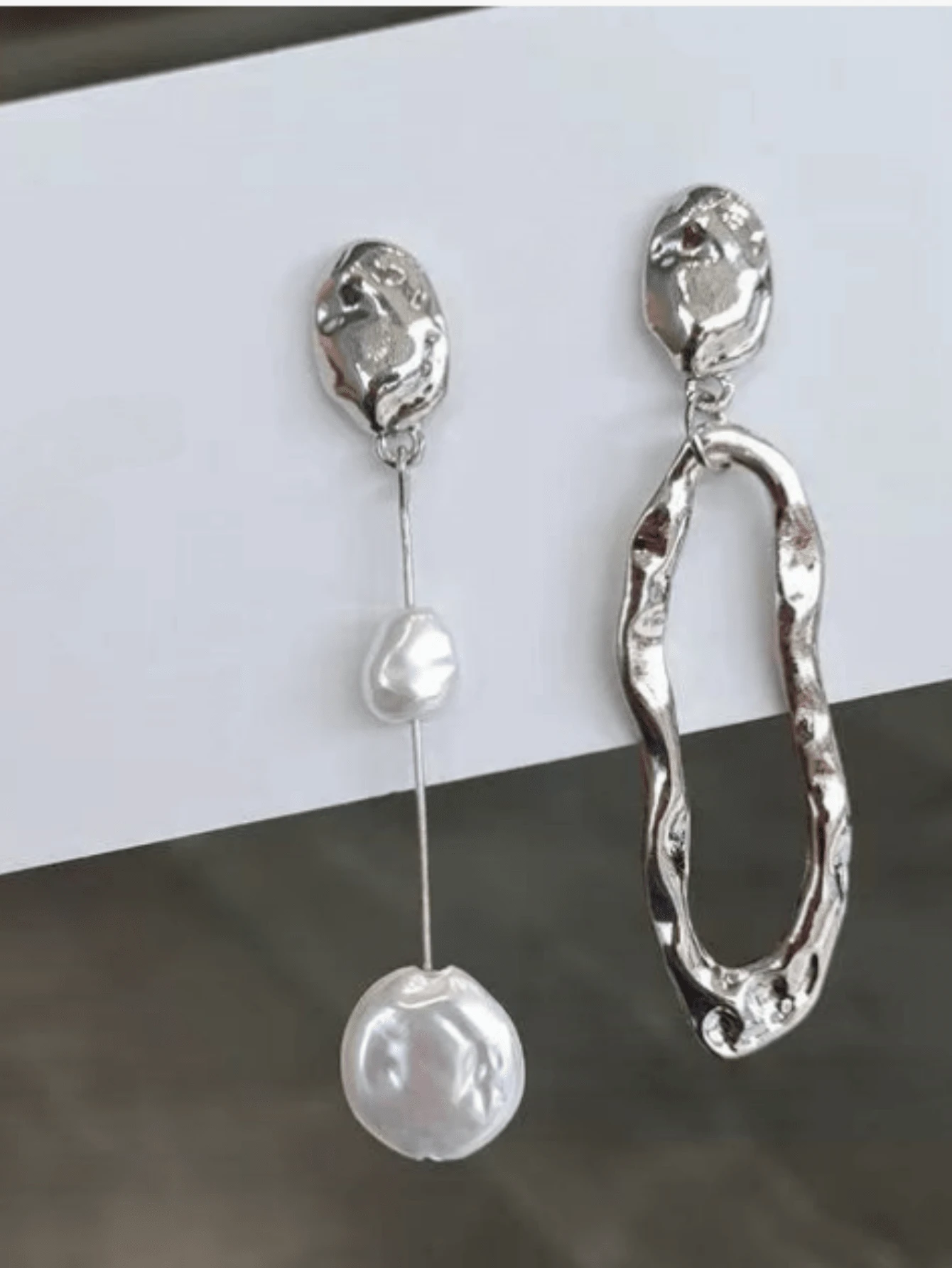 SHEIN 1 Pair Asymmetrical Geometric Design Baroque Style Pearl Hollow Drop Asymmetric Earrings