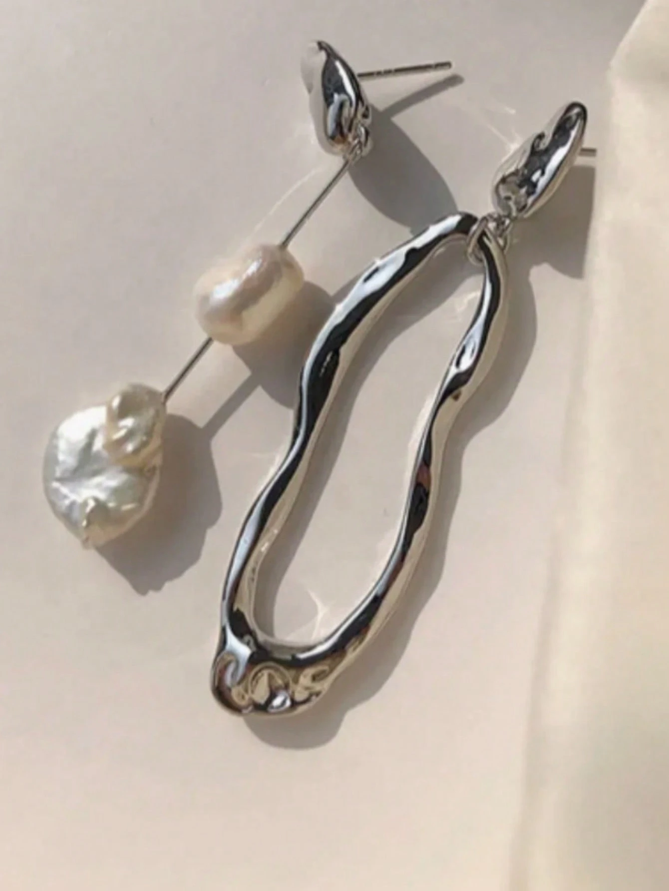 SHEIN 1 Pair Asymmetrical Geometric Design Baroque Style Pearl Hollow Drop Asymmetric Earrings